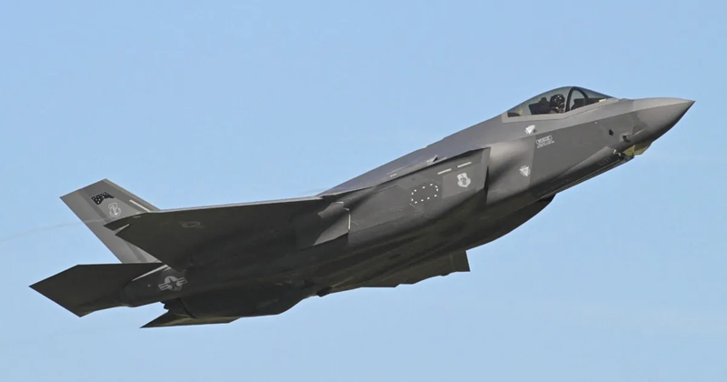 هبوط اضطراري لطائرة F-35 الأميركية بعد تعرضها لنيران إيرانية
