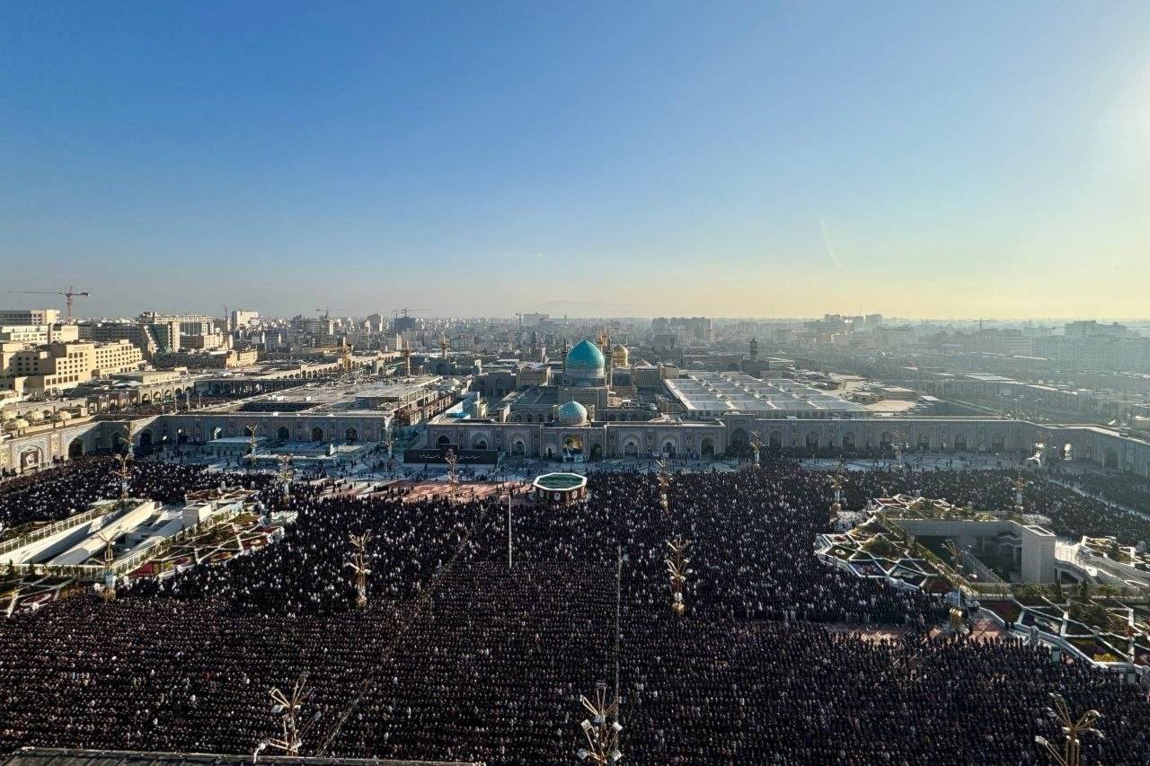 ملايين الإيرانيين يقيمون صلاة عيد الفطر ويشيعون الشهيد نائيني