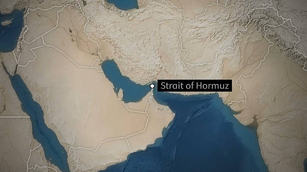 نيويورك تايمز: إيران تمسك بمفاتيح هرمز.. ممرات خاصة وسفن تغيّر مسارها
