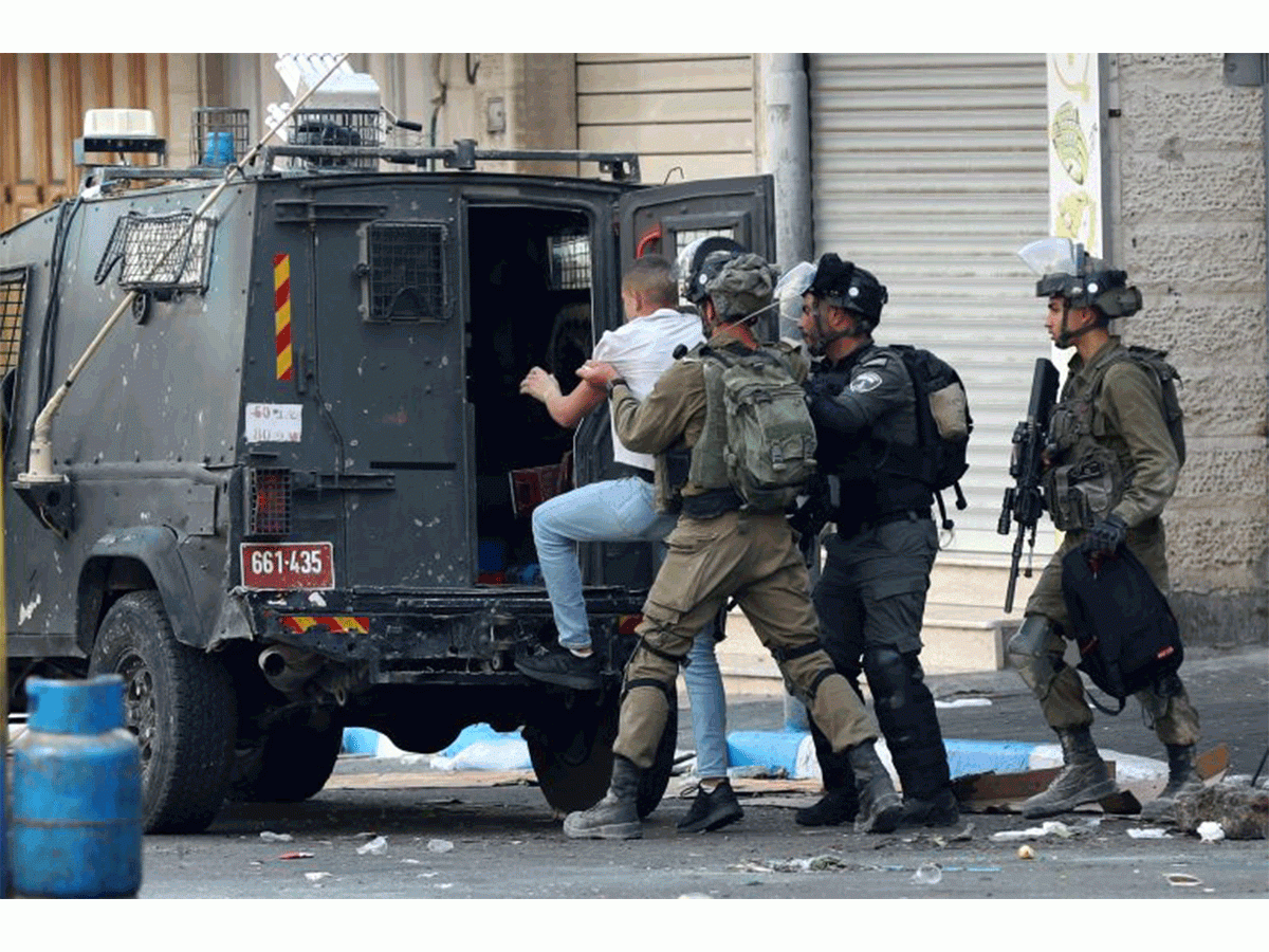 اقتحامات في الضفة: اعتقالات واستهداف منازل المواطنين