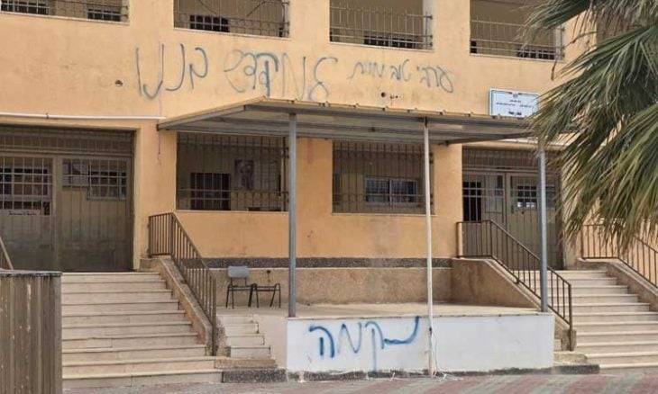 مستوطنون يقتحمون مدرسة بالضفة ويرفعون العلم الإسرائيلي