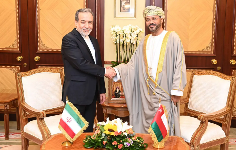 عراقجي والبوسعيدي يبحثان تطورات التصعيد ويؤكدان استمرار المشاورات
