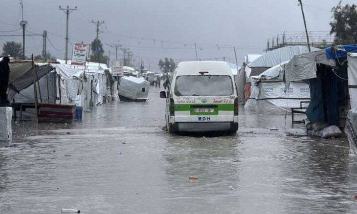 بالصور- إصابة نازحين بغزة جراء انهيار جدار بفعل المنخفض