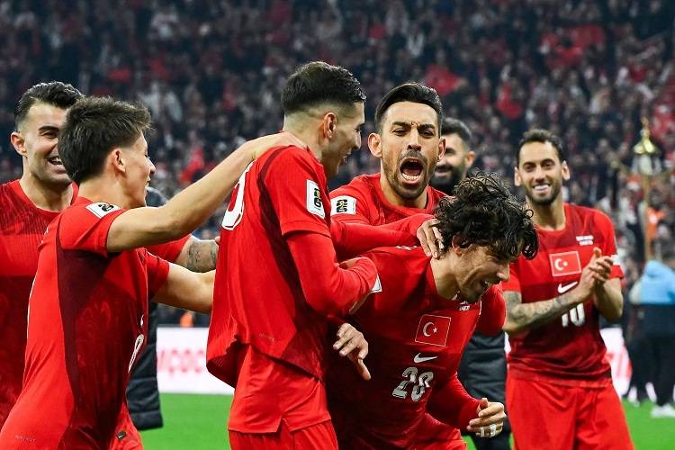 ايطاليا وتركيا على بعد خطوة من المونديال