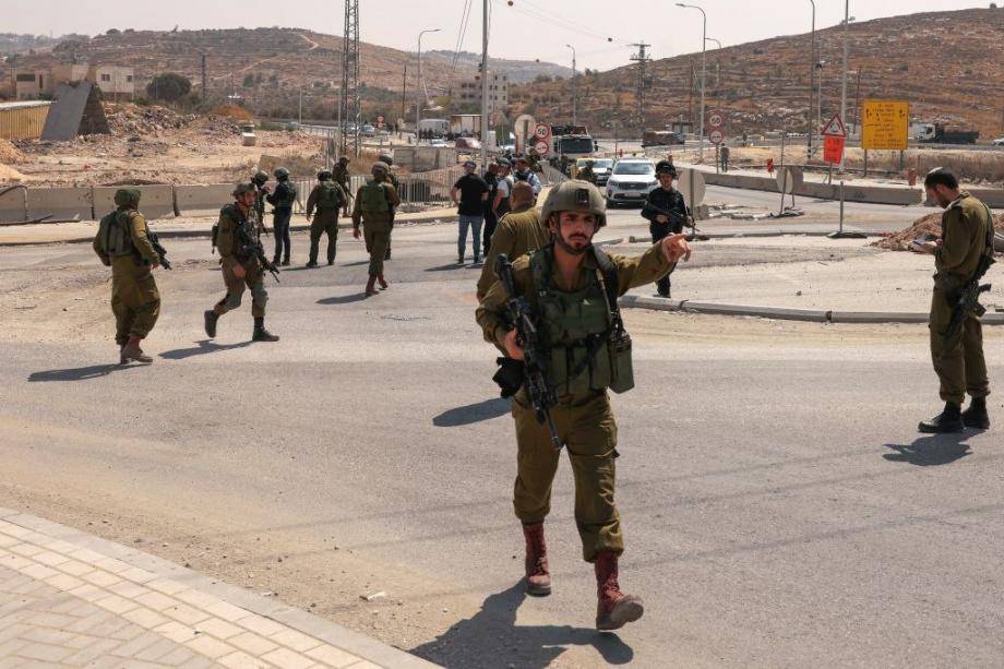 شهيد واصابات اثر ملاحقة الاحتلال لمركبات فلسطينيين في الخليل