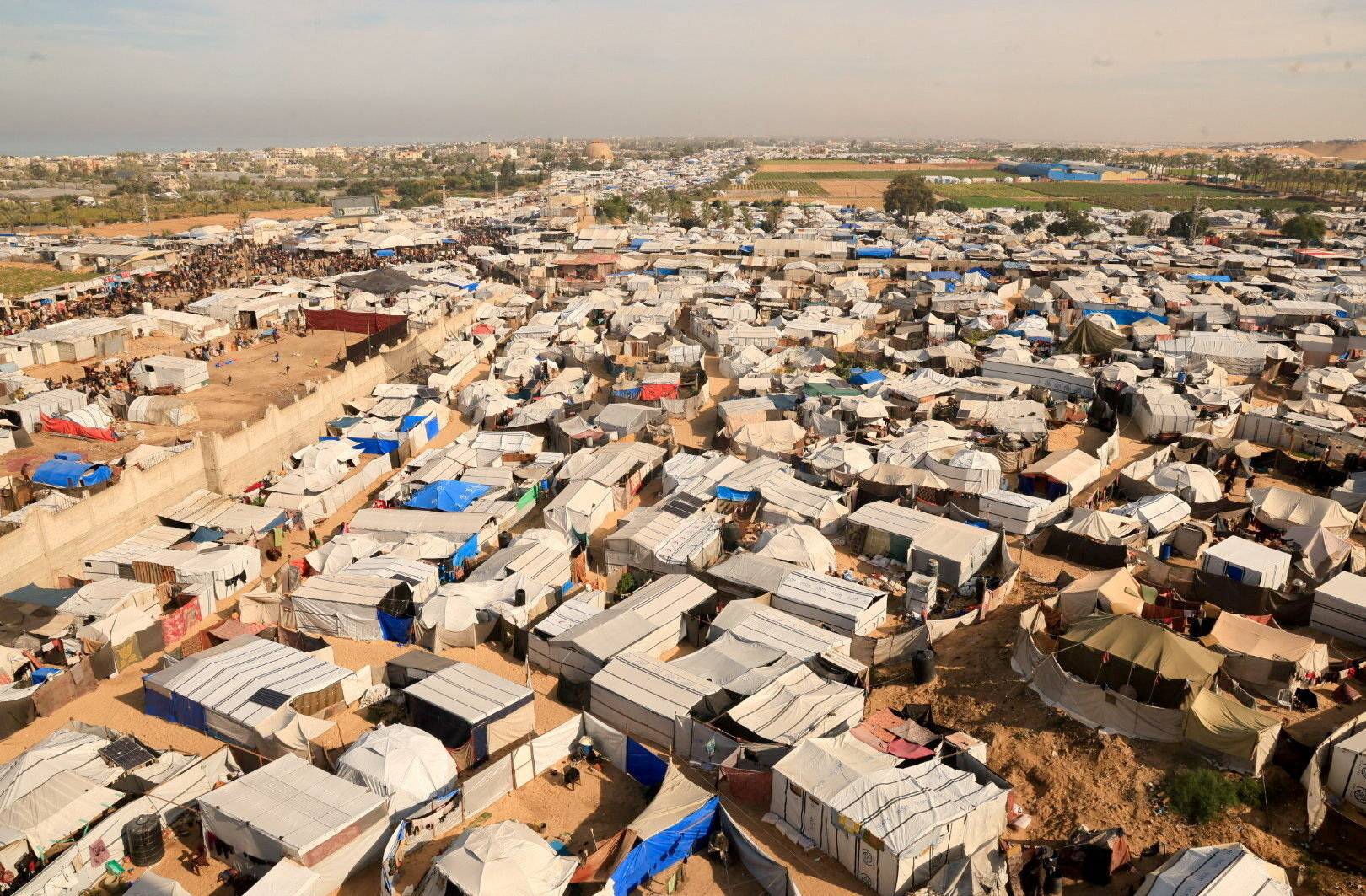 بين خطر القصف وقسوة الظروف الجوية
الغزيون يكابدون معاناة الحياة