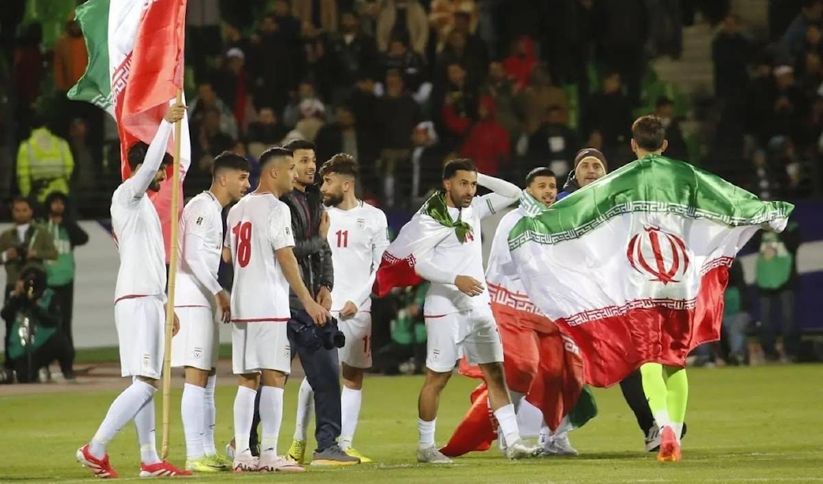 بالفيديو.. المنتخب الإيراني يخلد ذكرى ضحايا مجزرة مدرسة ميناب