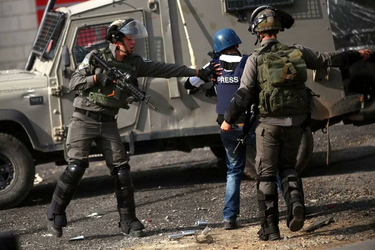 إعتداء واحتجاز صحافيين في الضفة…والاتحاد الدولي للصحافيين يتدخل!