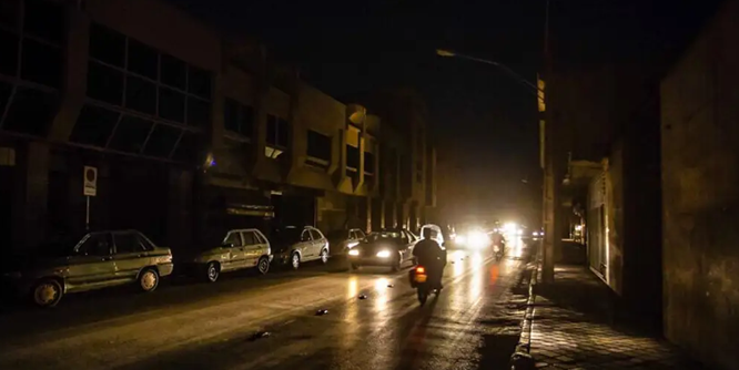 بعد الهجوم على البنى تحتية.. وزارة الطاقة تعلن انقطاع الكهرباء في أجزاء من طهران