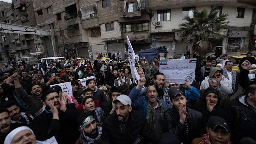 غضب شعبي في سوريا.. آلاف يتظاهرون رفضاً لقانون إعدام الأسرى الفلسطينيين