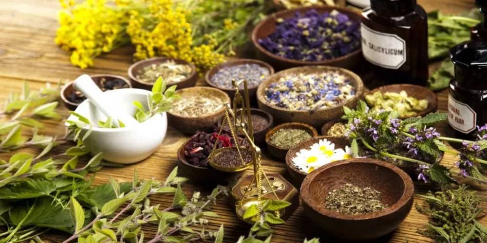 أعشاب تحمل فوائد صحية مذهلة بكميات صغيرة!