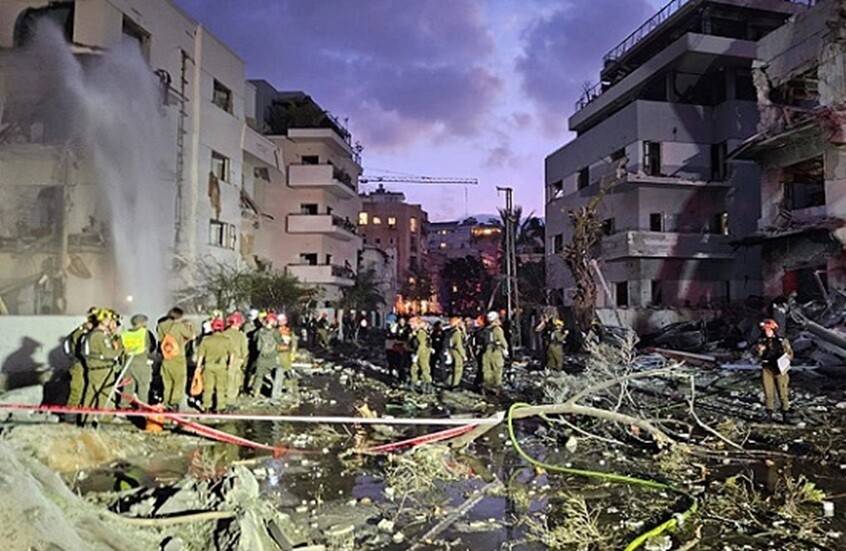 قصف متزامن يضرب تل أبيب: إيران وحزب الله يخلّفان إصابات وأضرار واسعة