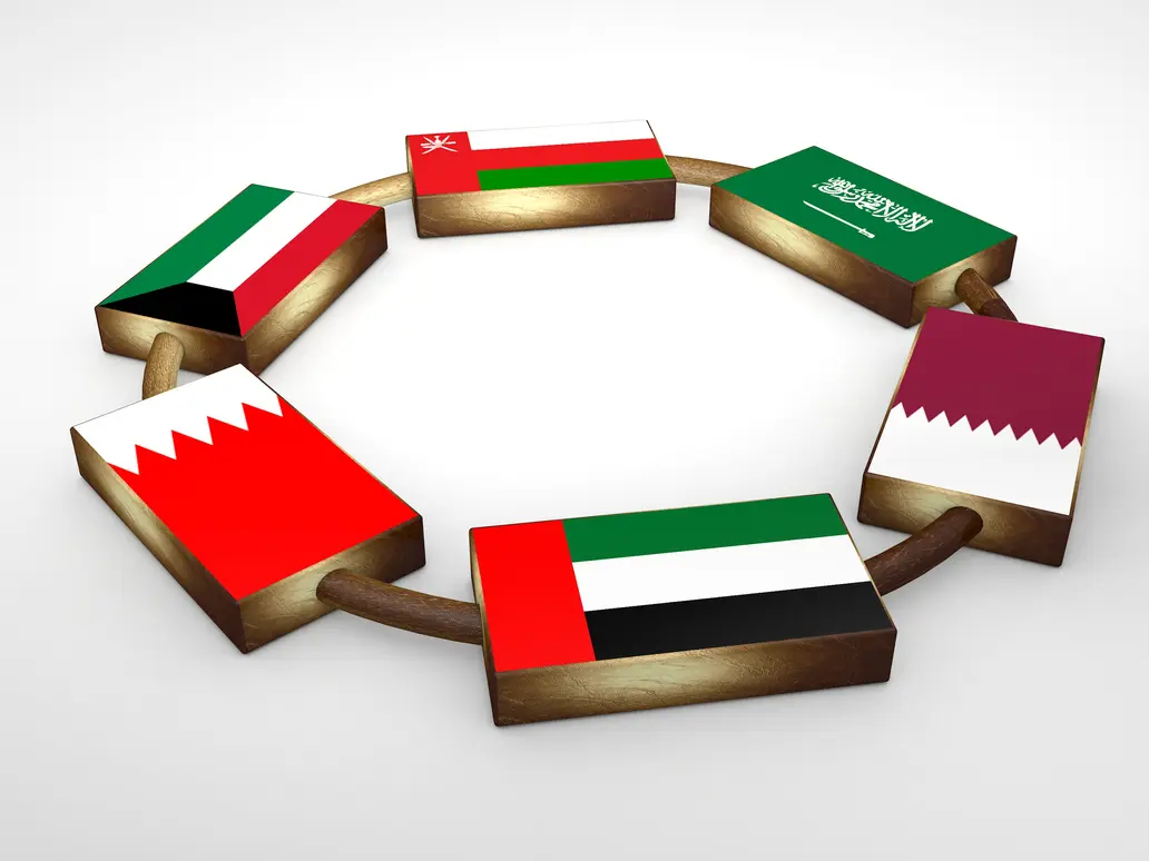 قتيل بالإمارات وحريق في مطار الكويت جراء الهجمات الإيرانية