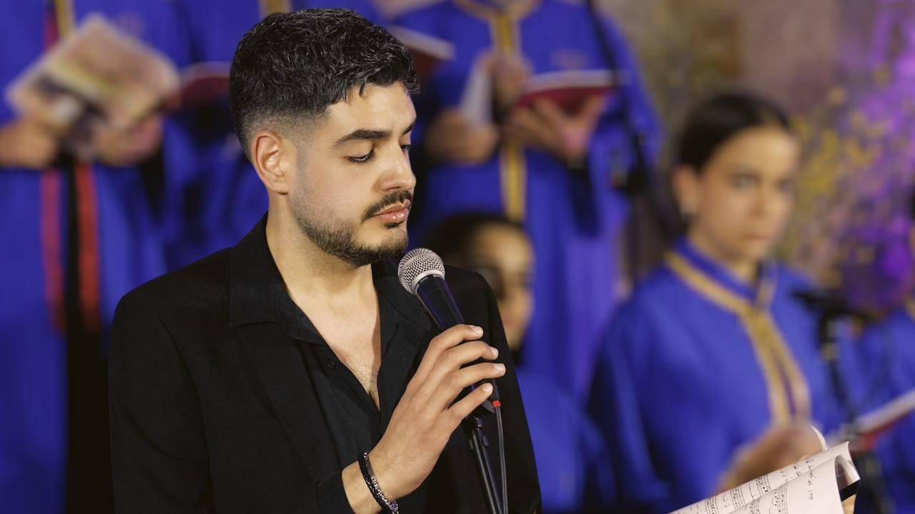 رولان مهنا يرنّم 