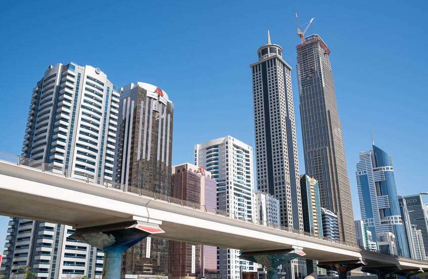سقوط شظايا على مبنى شركة "أوراكل" في دبي