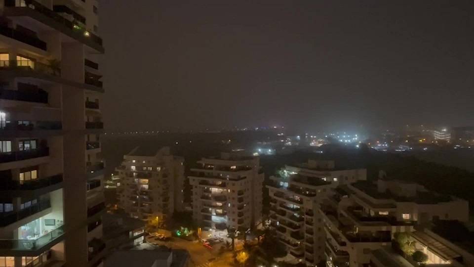 بالفيديو - سقوط شظية صاروخية في 