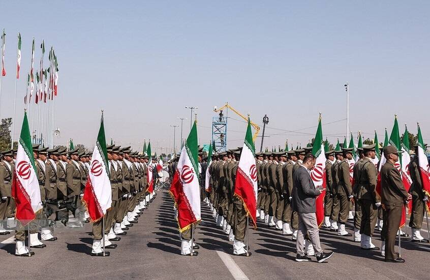 الحرس الثوري يجبر سفينة أميركية على التراجع