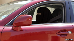 السعودية تشدد تحذيرها للنساء من خرق حظر قيادة السيارات