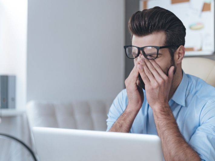 ليس العمر وحده… عادات يومية تهدد بصرك دون أن تدري