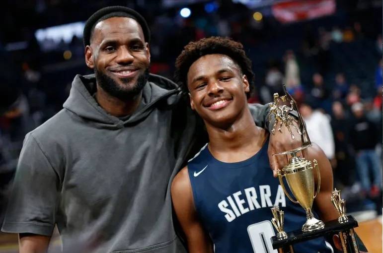 أول تمريرة حاسمة من ابن لوالده في تاريخ الـ NBA