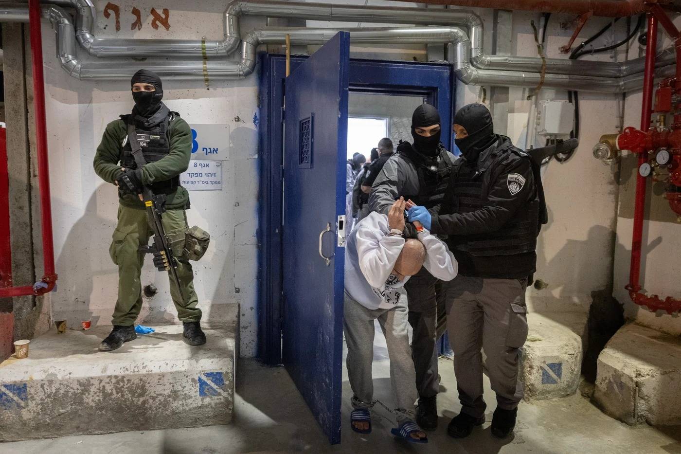 تقرير يوثق العنف الجنسي كـ "سياسة دولة" لإخضاع المعتقلين الفلسطينيين