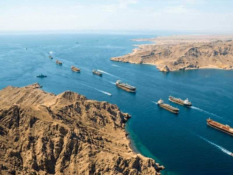 وسط الحصار الأميركي… عبور سفن في مضيق هرمز وتحذيرات إيرانية