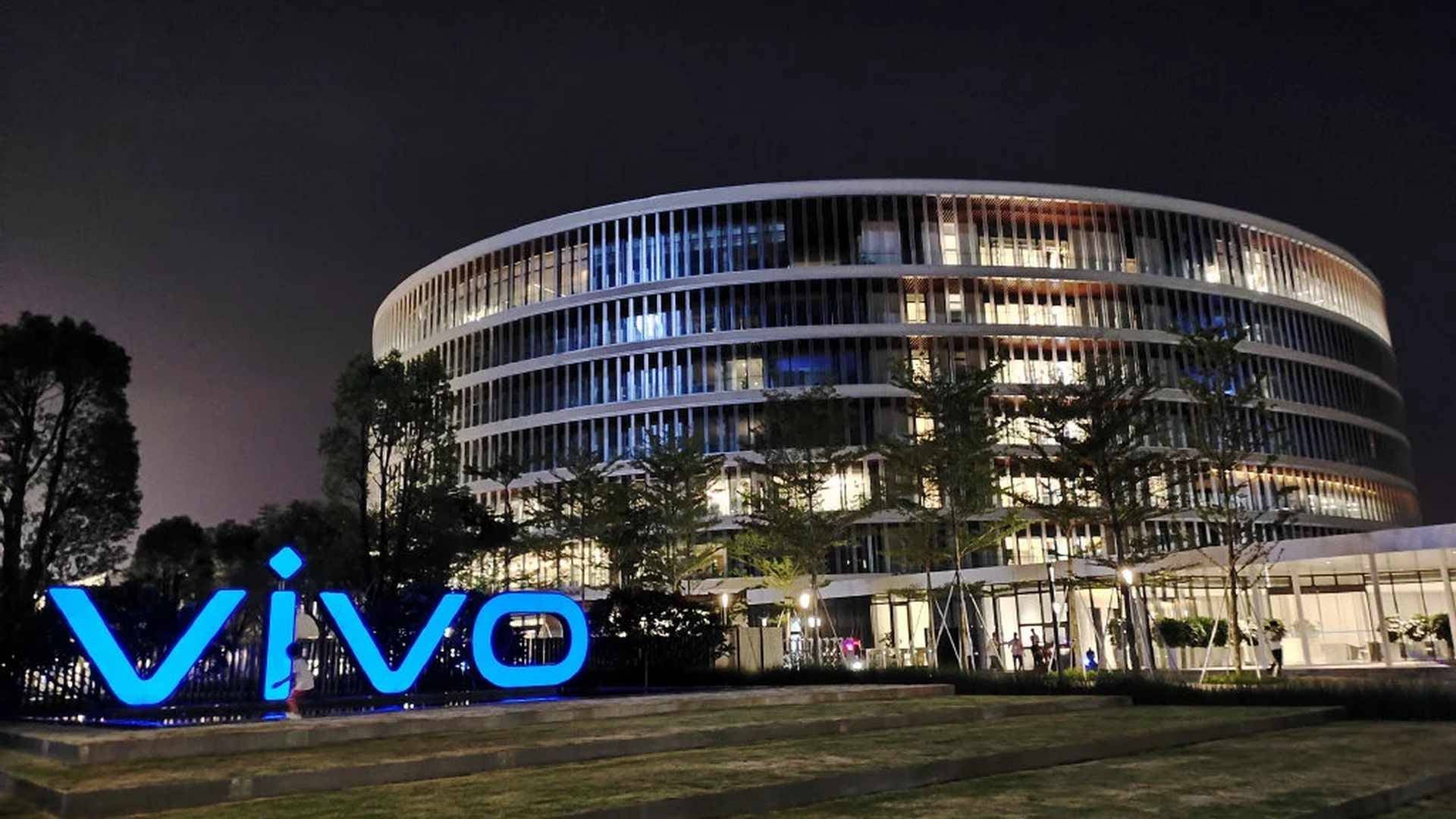 شركة VIVO تدخل المنافسة بقوة عبر هاتفها الجديد X300 FE