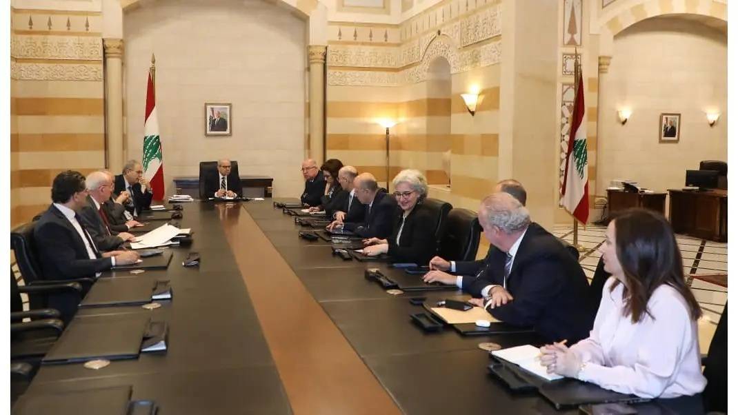 الحكومة تعرض الوضع الأمني والإنساني في اجتماع السرايا