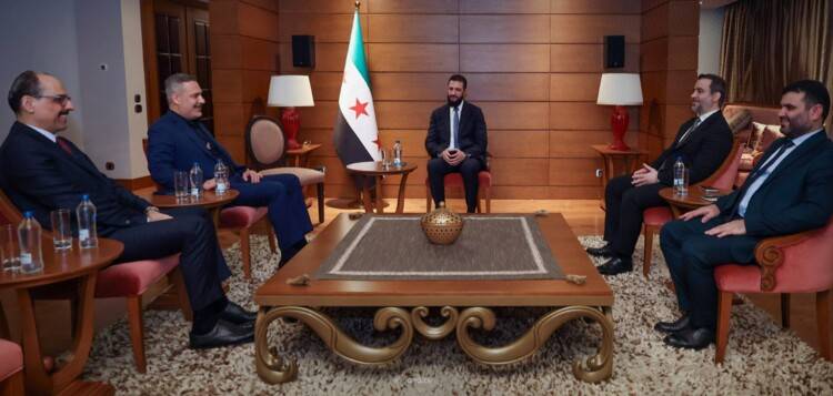 الشرع يلتقي فيدان وكالن في أنطاليا لتعزيز التعاون