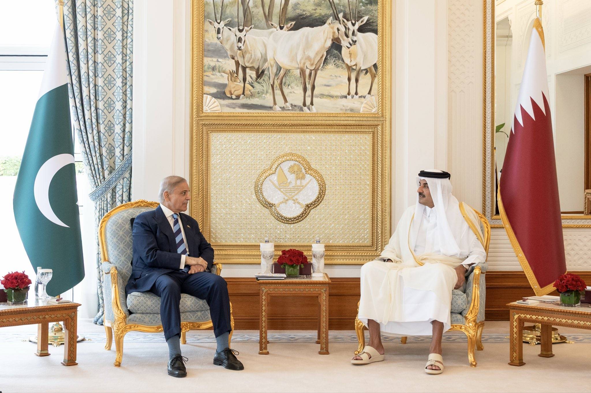 امير قطر يلتقي شهباز شريف في الدوحة