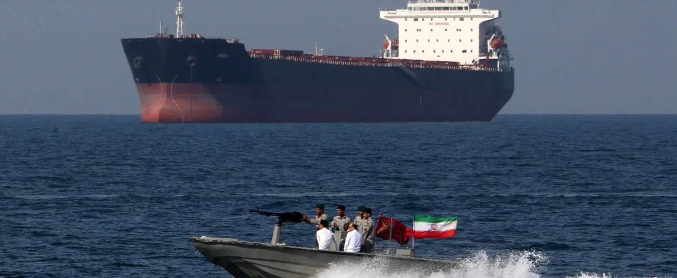 نيويورك تايمز: إيران تواصل السيطرة على هرمز رغم الحصار