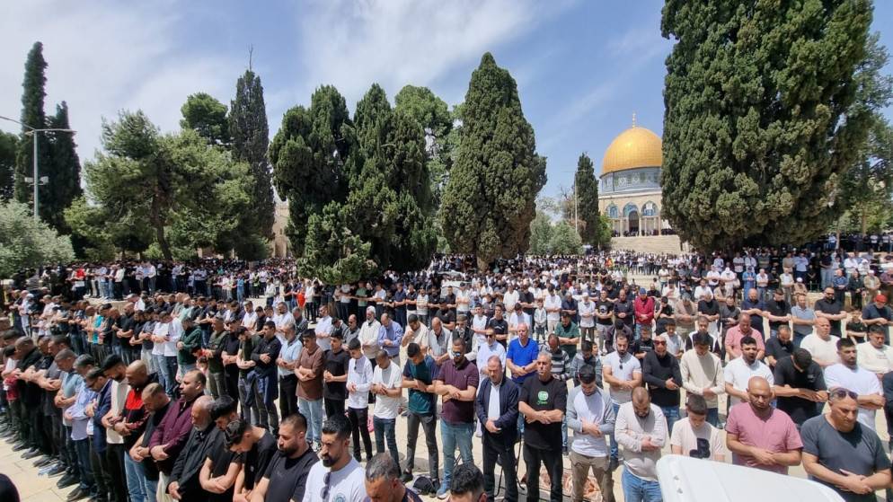آلاف المصلّين في "الأقصى" وسط إجراءات الاحتلال التعسفيّة