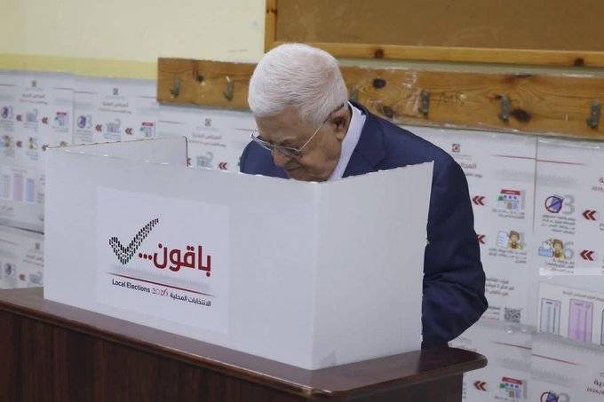 عباس يدلي بصوته ويشيد بسير الانتخابات المحلية الفلسطينية