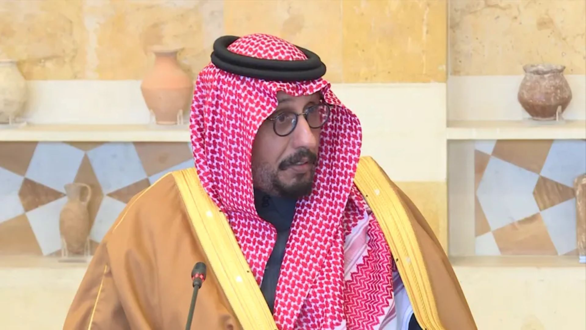 هذا ما يحمله بن فرحان معه