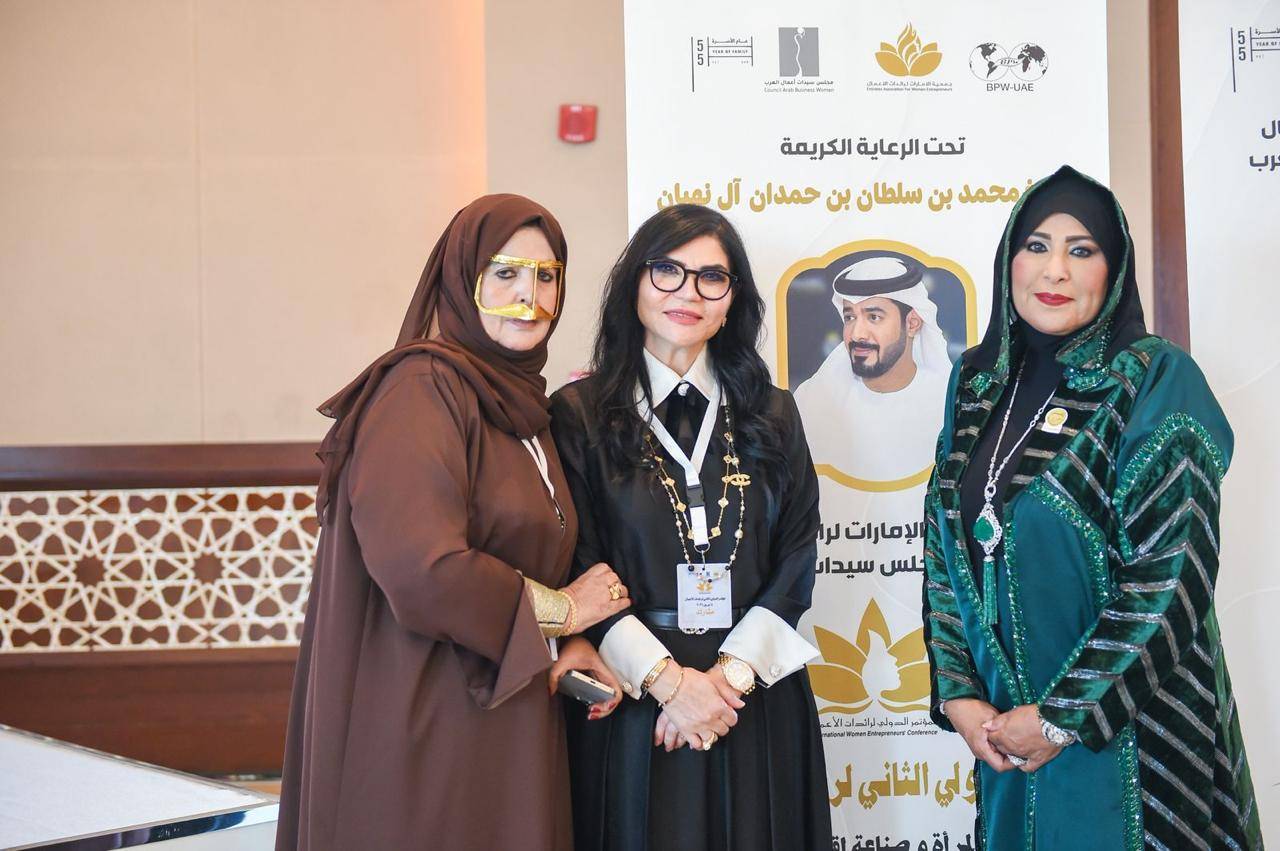 تكريم ميرنا يونس في المؤتمر الدولي الثاني لرائدات الأعمال بدبي