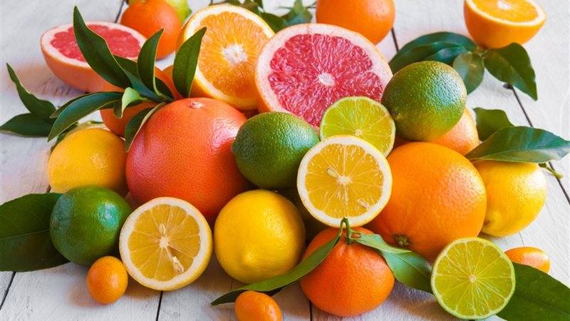 ما هو أفضل توقيت لتناول الحمضيات لتحقيق أقصى فائدة صحية؟