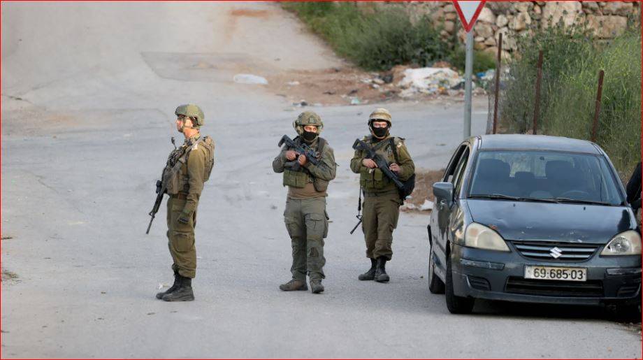 الاحتلال يعتقل فلسطينياً وزوجته ويخطر بهدم منازل في الخليل