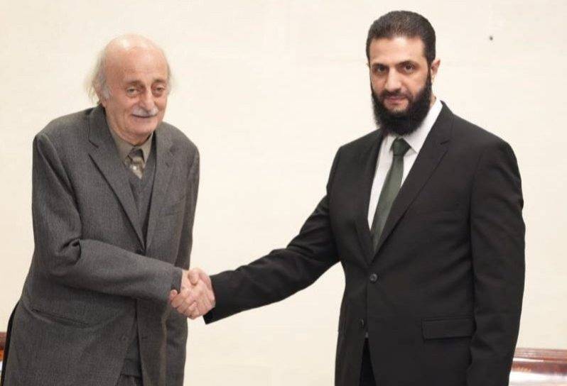جنبلاط نقل الى الشرع رسالة من الثنائي
