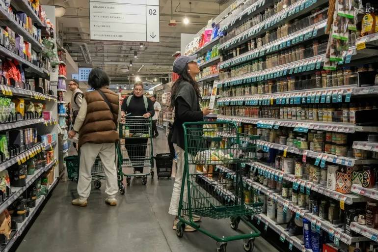 الأعلى منذ 25 عاما.. 55% من الأميركيين يواجهون تدهورا بأوضاعهم المعيشية