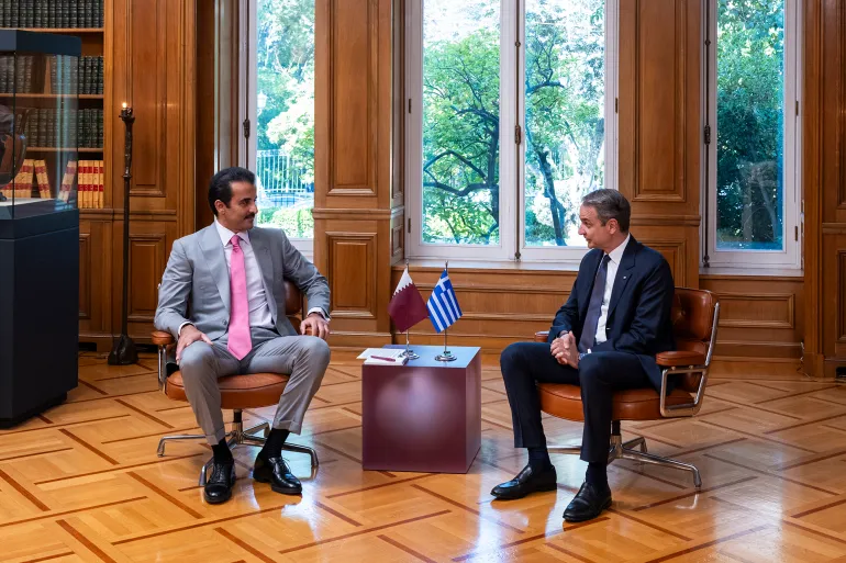 أمير قطر يبحث مع رئيس وزراء اليونان تعزيز التعاون والأوضاع الإقليمية