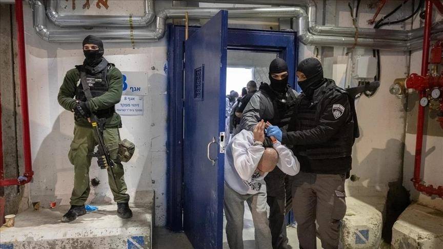 سلطات الإحتلال تفرج عن 5 أسرى فلسطينيين من غزة