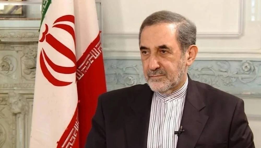 ولايتي لترامب: من يلعب بـ"شريان الحياة العالمي" يضع نفسه في مأزق