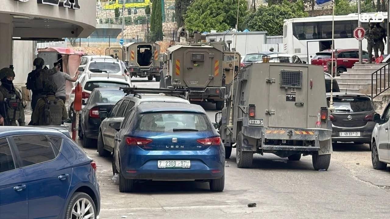 شهيد وجرحى في نابلس.. وحملة اعتقالات واعتداءات استيطانية واسعة في الضفة والقدس