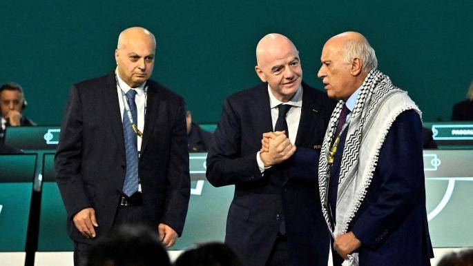 رفض الرضوخ لضغوط انفانتينو..الرجوب يرفض مصافحة ممثل الاتحاد الاسرائيلي