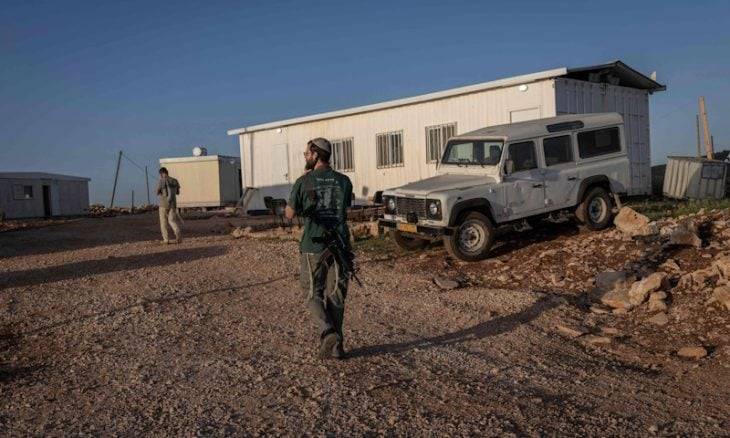بالفيديو- مستوطن يقتحم بمركبته مدرسة في شمال الضفة