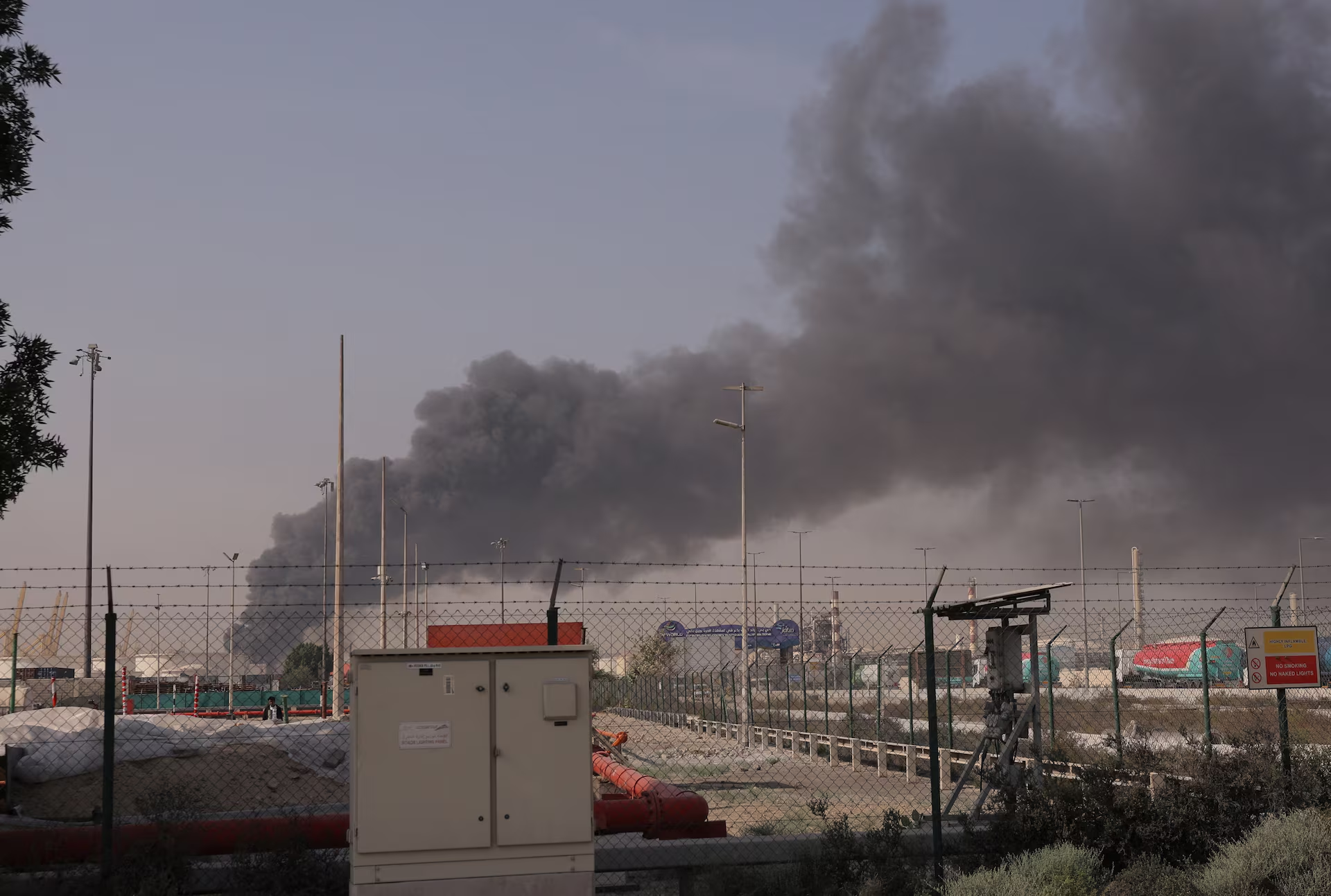 الإمارات تعلن تعاملها مع هجمات صاروخية ومسيرات إيرانية