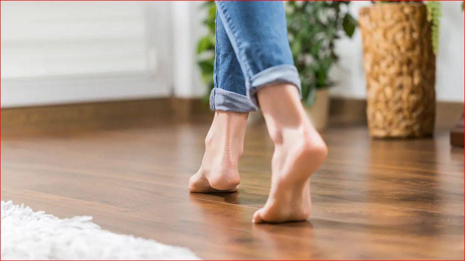 المشي حافياً داخل المنزل.. بين الراحة والمخاطر