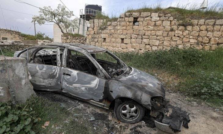 مستوطنون يحرقون مركبة فلسطينية شمال رام الله