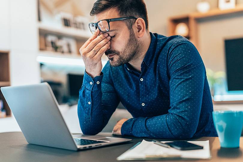 ضغط العمل المستمر قد يكون سبباً خفياً لتكرار الصداع