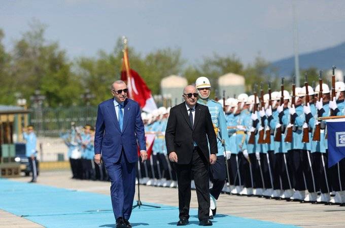 أردوغان يستقبل نظيره الجزائري بمراسم رسمية في المجمع الرئاسي بأنقرة